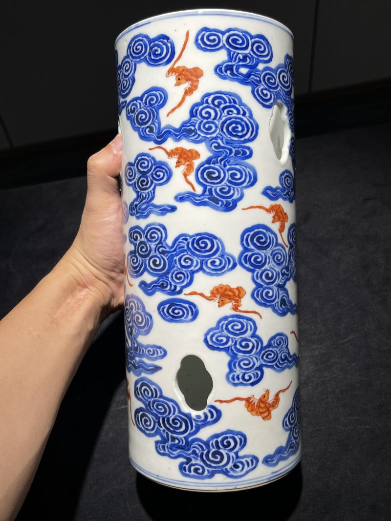 清宣统 青花矾红洪福齐天纹镂空帽筒一对 - 图12