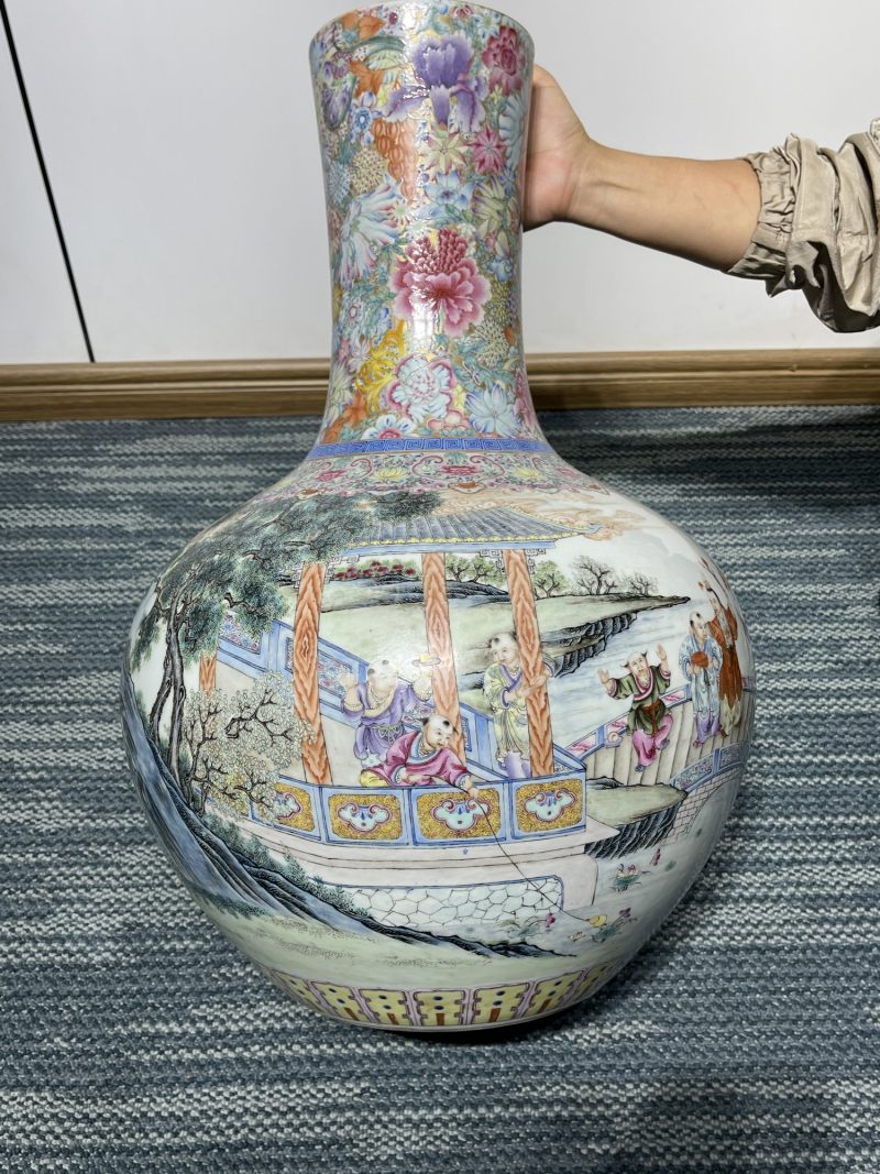 民国 粉彩婴戏纹大天球瓶 - 图3