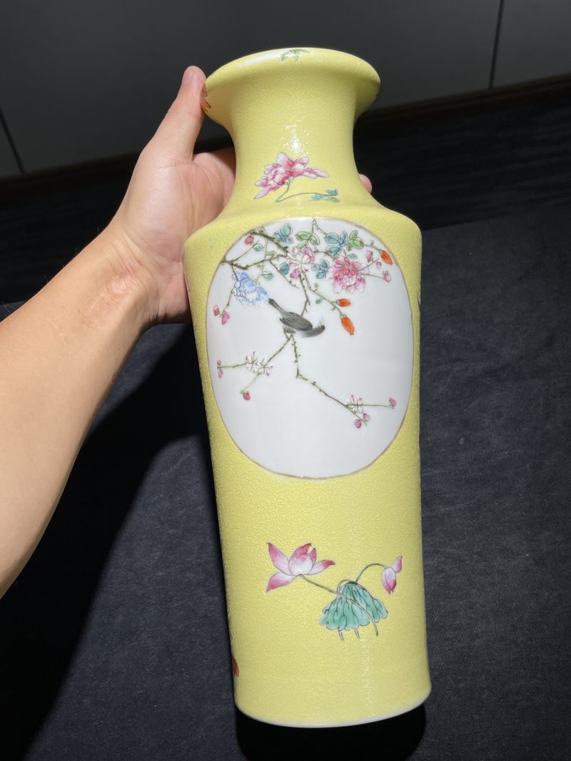 民国 黄地轧道粉彩花鸟纹洗口瓶一对 - 图2