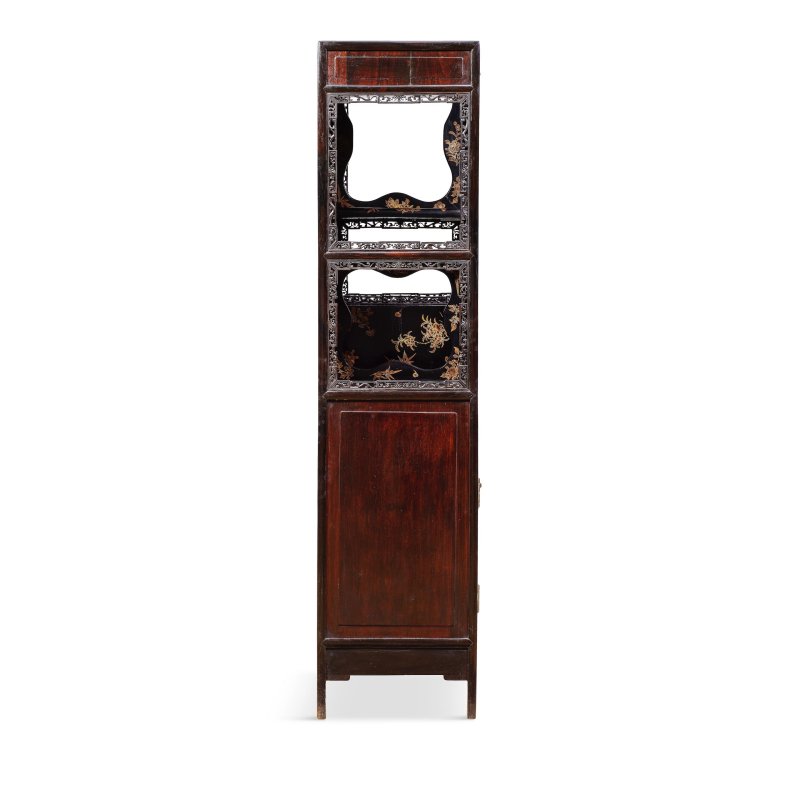 清乾隆/嘉慶 紫檀拼硬木髹金漆山水圖亮格櫃一對 | A MAGNIFICENT AND RARE PAIR OF GILT-LACQUERED ZITAN AND HARDWOOD DISPLAY CABINETS, DUOBAO'GE - 图18