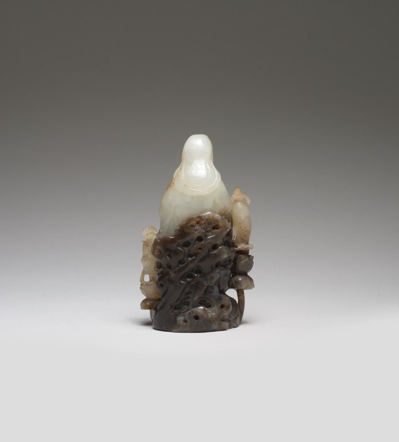 清乾隆/嘉慶 墨白玉雕觀音善財龍女像 | A RARE WHITE AND CHESTNUT JADE CARVING OF GUANYIN AND ATTENDANTS - 图3