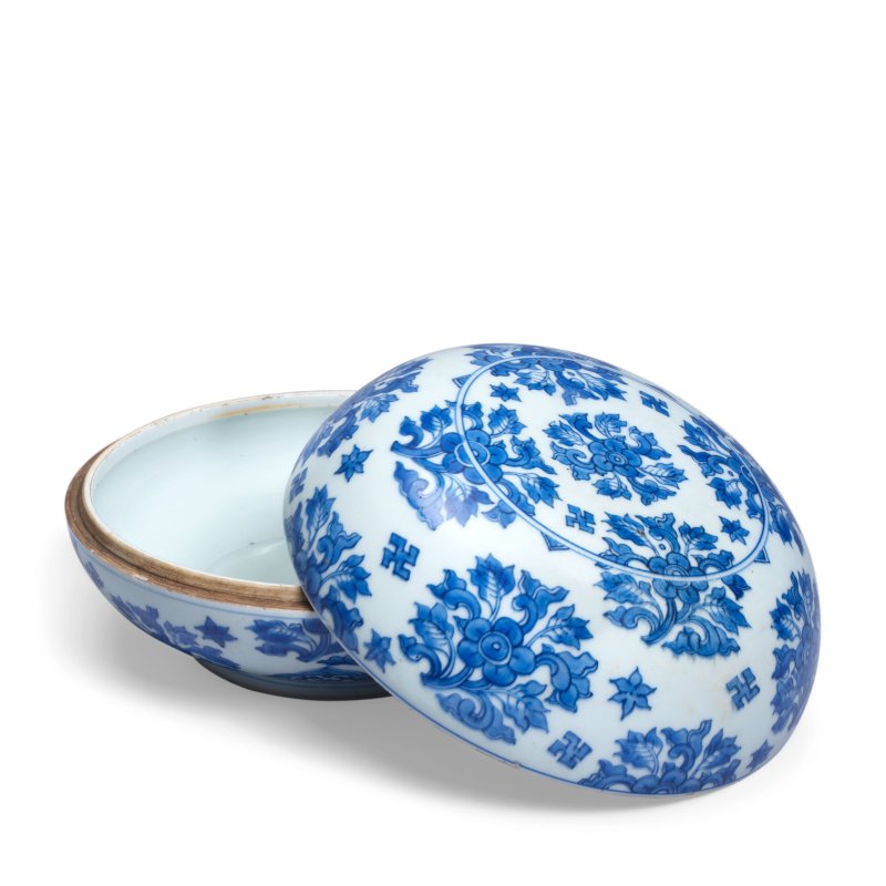 清順治 青花花卉紋捧盒 | A BLUE AND WHITE CIRCULAR 'FLORAL' BOX AND COVER - 图5