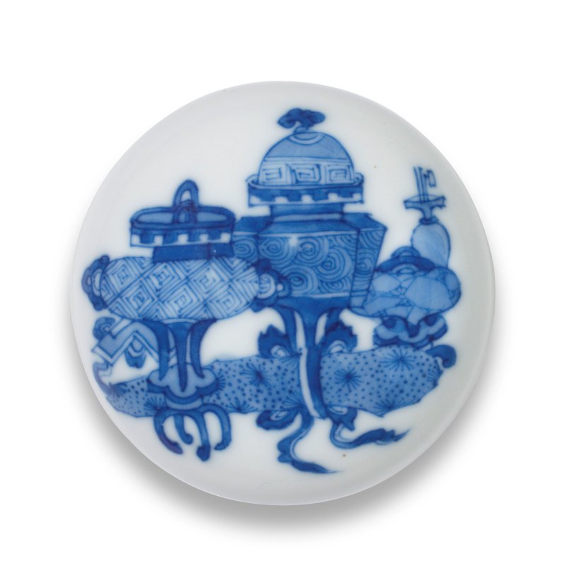 清康熙 青花博古圖印泥盒及蓋 | A BLUE AND WHITE 'HUNDRED ANTIQUES' SEAL PASTE BOX AND COVER - 图1