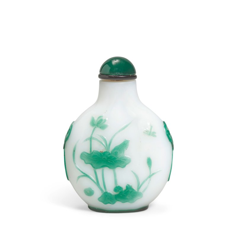 一八四零至一八九零 李均亭(傳)　揚州作白地套綠料鼻烟壺 | A GREEN OVERLAY GLASS SNUFF BOTTLE - 图2