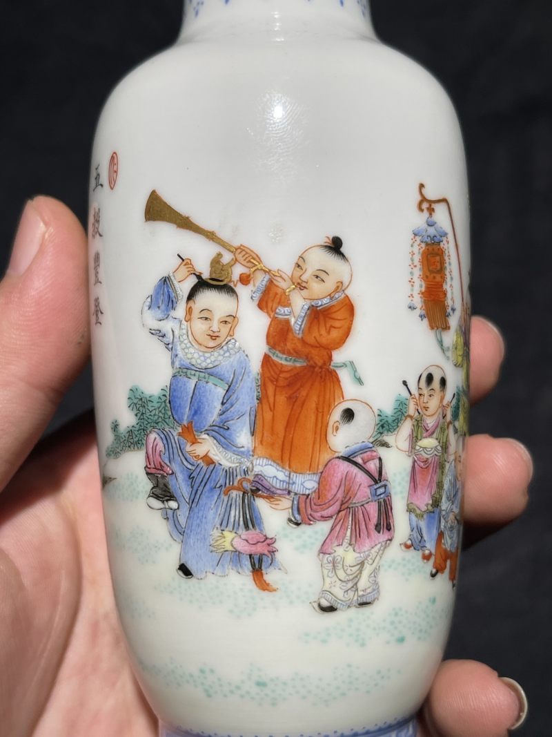 民国 粉彩婴戏纹小瓶 - 图5
