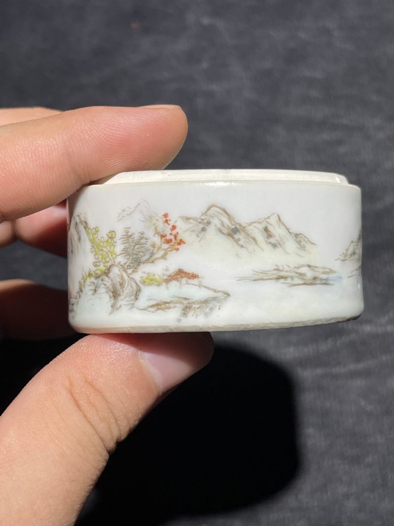 清光绪王少维款浅绛彩山水纹盖盒 - 图5