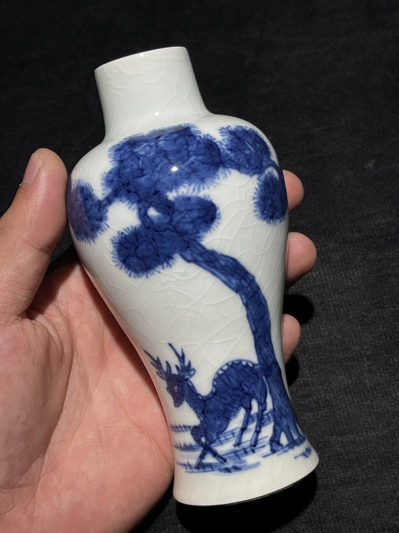 清乾隆 浆胎青花松鹿纹瓶 - 图2