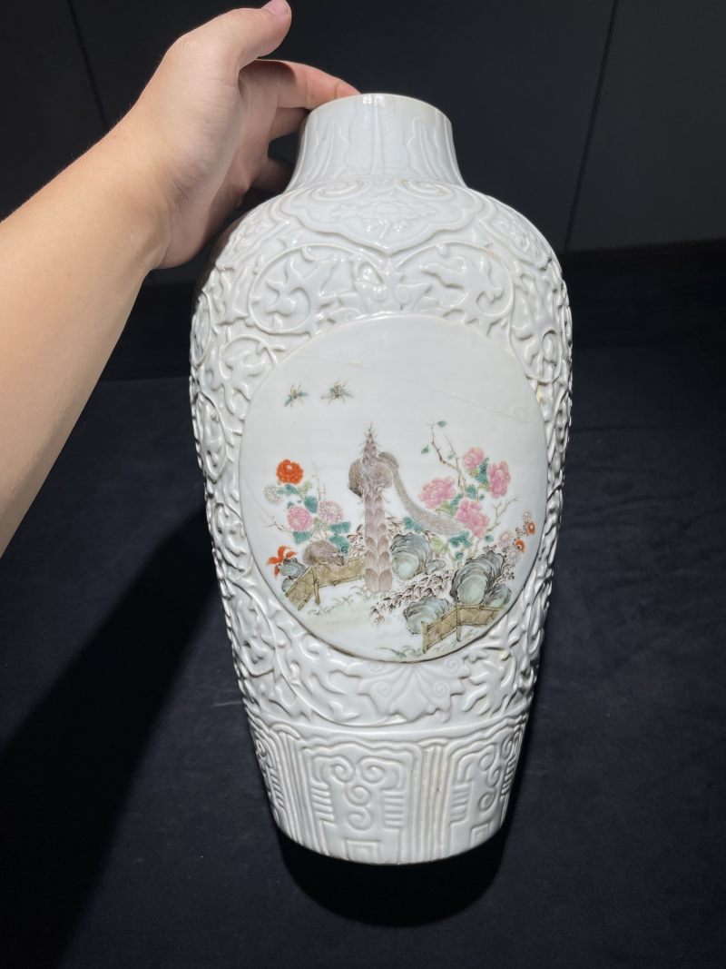 清晚期 白釉剔刻开窗粉彩安居乐业纹梅瓶 - 图3