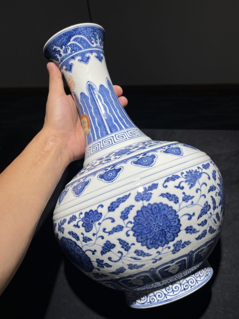 清同治 青花缠枝莲纹赏瓶 - 图5