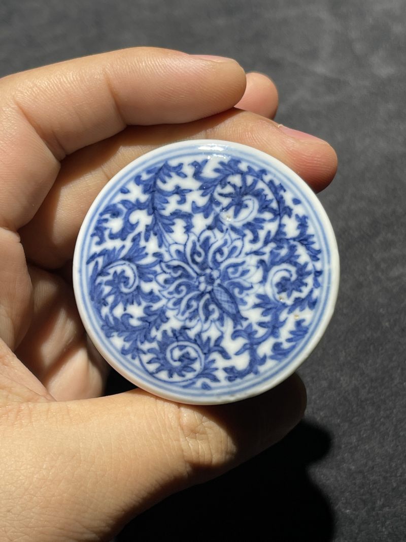 清中期 青花缠枝莲纹轴头一对 - 图5