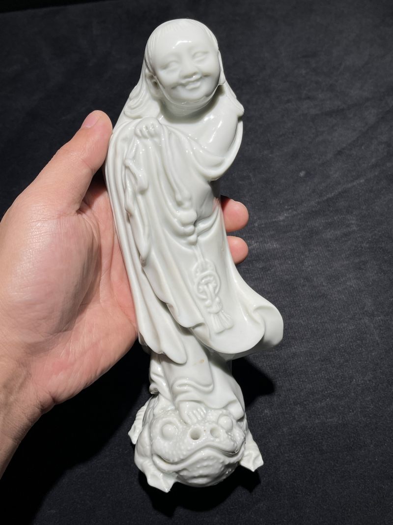 清晚期 白釉刘海戏金蟾瓷塑一对 - 图3