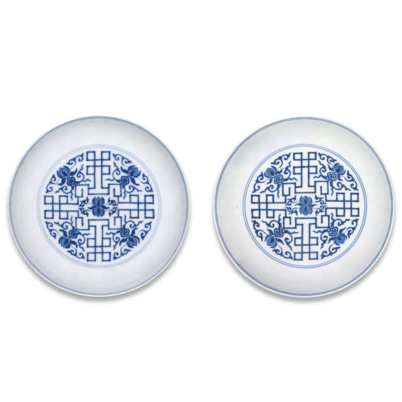 清雍正 青花方勝錦桃紋盤 一對 | A PAIR OF RARE IMPERIAL BLUE AND WHITE 'PEACHES' DISHES - 图3