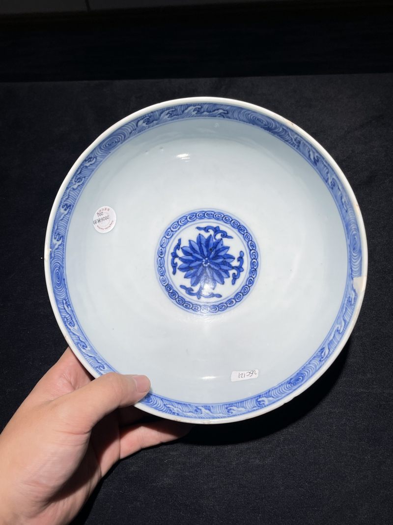 清雍正 青花莲托八宝纹大碗 - 图6