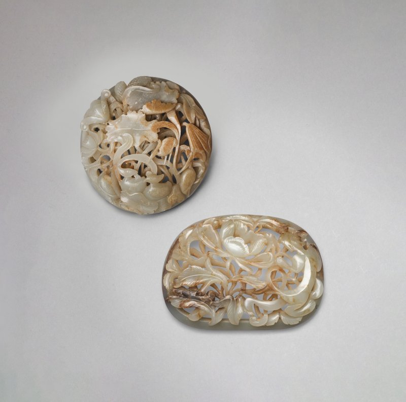 明 青玉螭龍紋玉帶飾 及青玉蓮池紋玉帶飾 一組兩件 | A RETICULATED PALE GREEN AND RUSSET JADE 'CHILONG AND PEONY' PLAQUE AND A PALE GREEN AND RUSSET JADE 'LOTUS AND DUCKS' PLAQUE