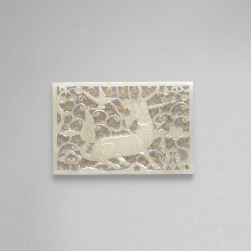 明 白玉麒麟紋帶板 | A WHITE JADE RETICULATED 'QILIN' BELT PLAQUE