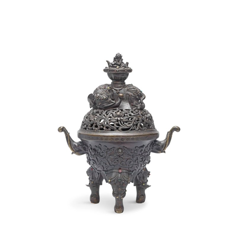 十八世紀 銅太平有象象首耳三足爐 | A BRONZE 'ELEPHANT' INCENSE BURNER AND OPENWORK COVER - 图4