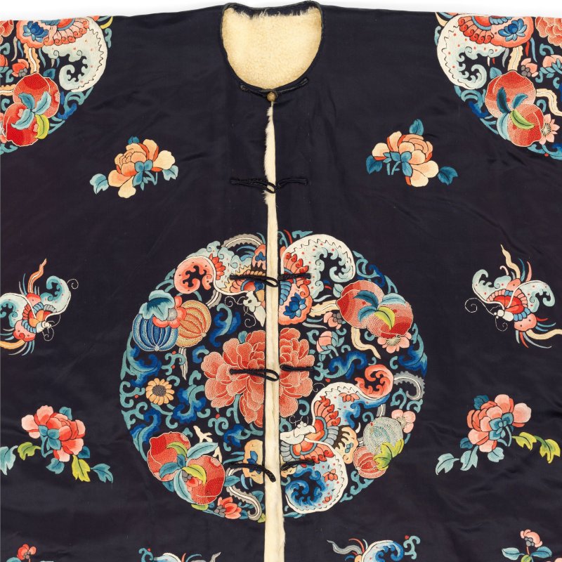 十九世紀 石青地打籽綉團花紋皮吉服褂 | A FUR-LINED MIDNIGHT-BLUE-GROUND SILK EMBROIDERED SURCOAT, JIFU GUA - 图2