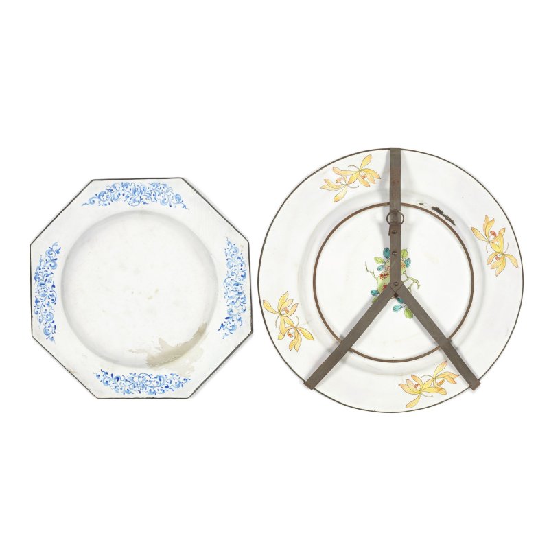 十八世紀 畫琺琅蝶戀花盤兩件 | TWO PAINTED ENAMEL 'BUTTERFLIES AND FLOWERS' DISHES - 图2