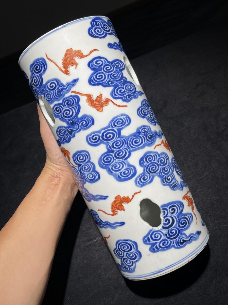 清宣统 青花矾红洪福齐天纹镂空帽筒一对 - 图13