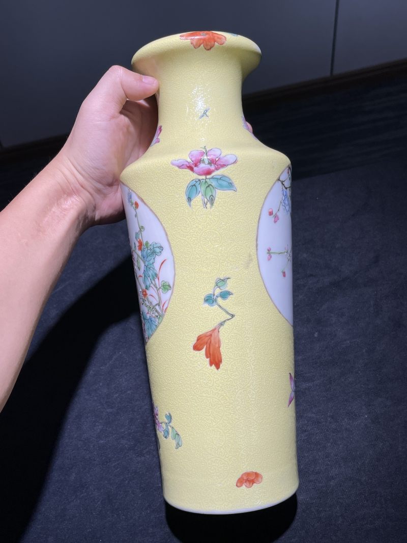民国 黄地轧道粉彩花鸟纹洗口瓶一对 - 图3