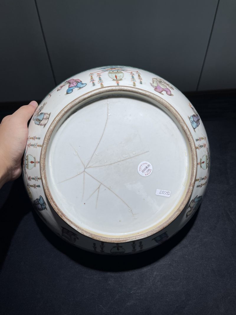 清中期 粉彩人物纹大捧盒 - 图11