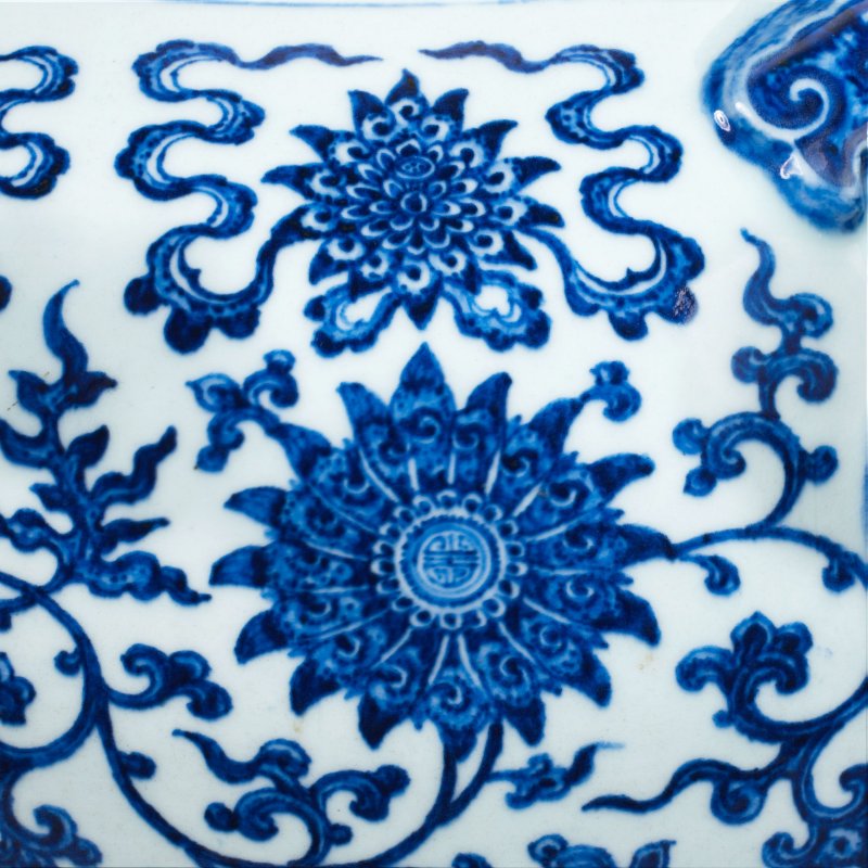 清乾隆 青花纏枝蓮八吉祥紋鋪首耳壺 | A VERY RARE LARGE IMPERIAL MING-STYLE BLUE AND WHITE 'BAJIXIANG' VASE, HU - 图17