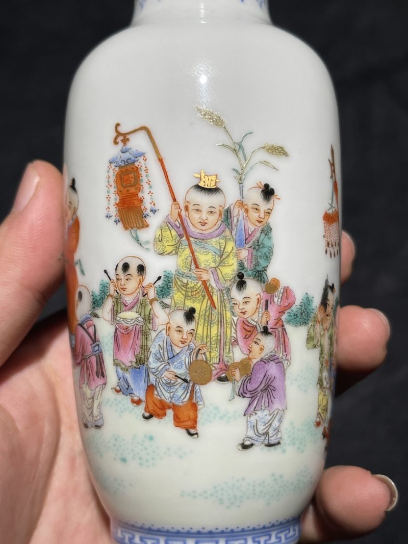 民国 粉彩婴戏纹小瓶 - 图6