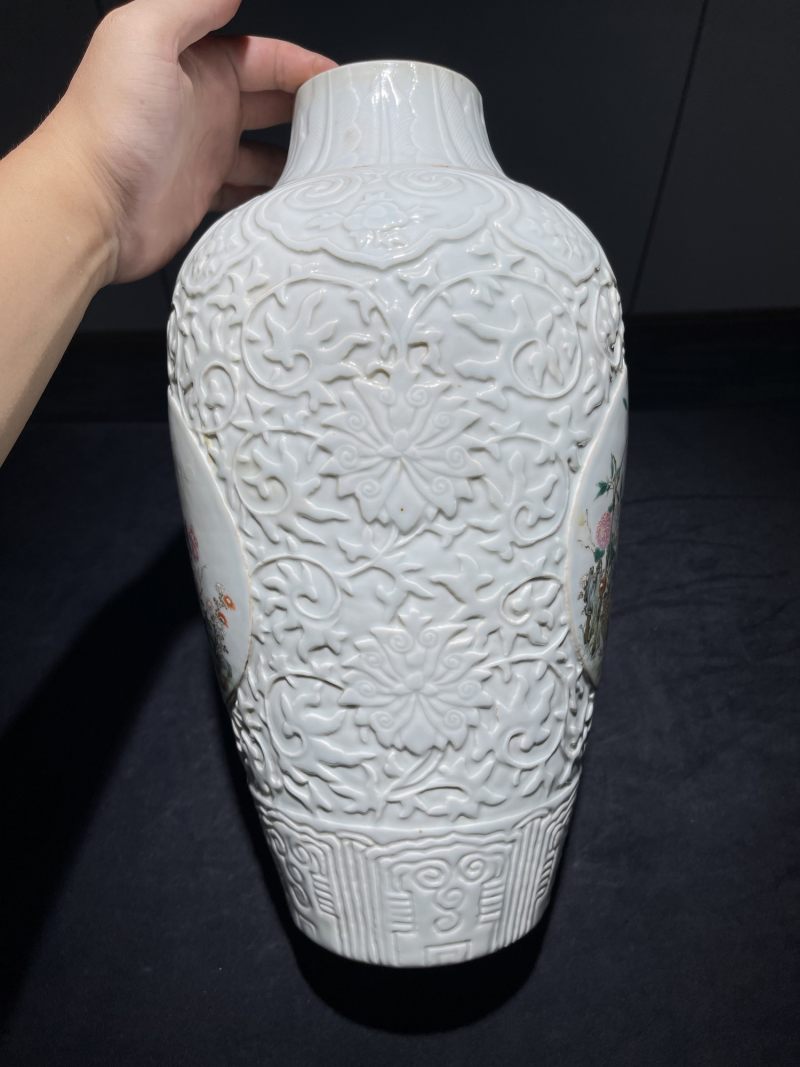 清晚期 白釉剔刻开窗粉彩安居乐业纹梅瓶 - 图4