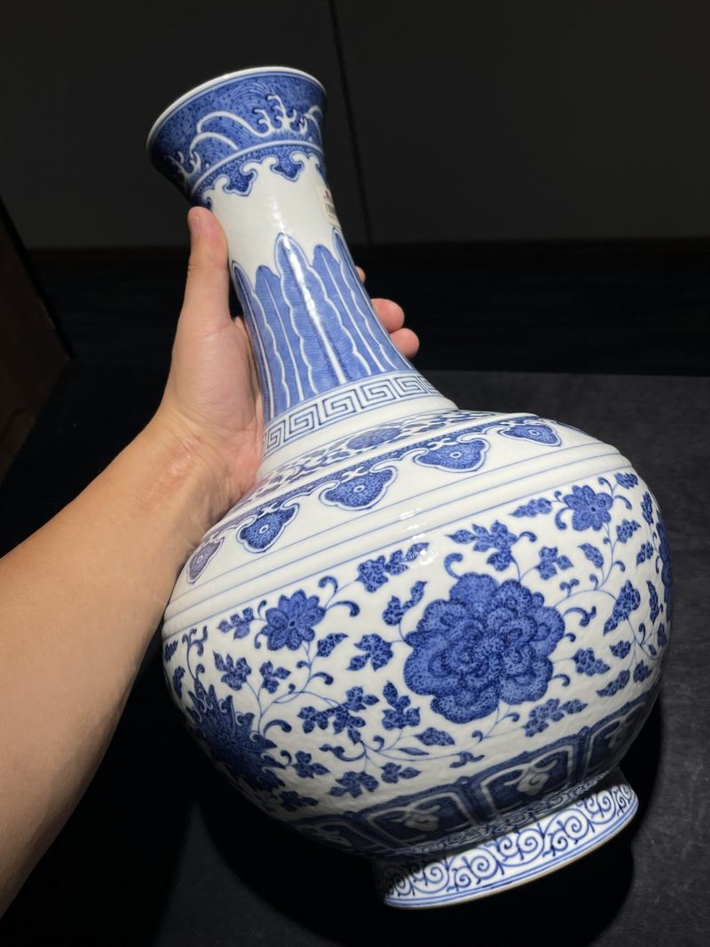 清同治 青花缠枝莲纹赏瓶 - 图6