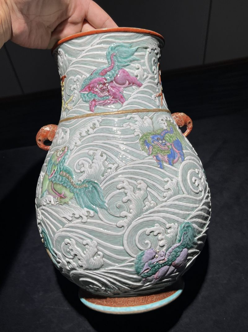 清中期 雕瓷粉彩描金海水狮子纹象耳尊 - 图3