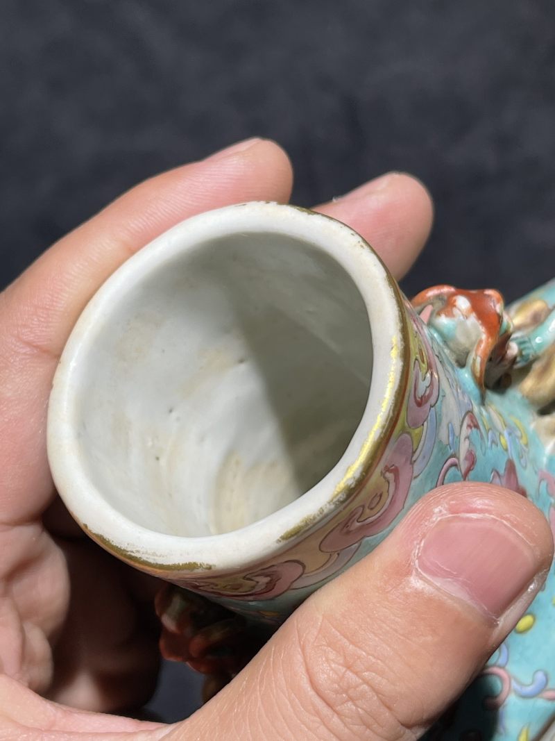 清同治 粉彩花卉开光花鸟人物纹抱月瓶一对 - 图7