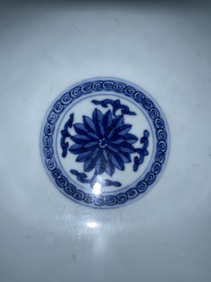 清雍正 青花莲托八宝纹大碗 - 图7