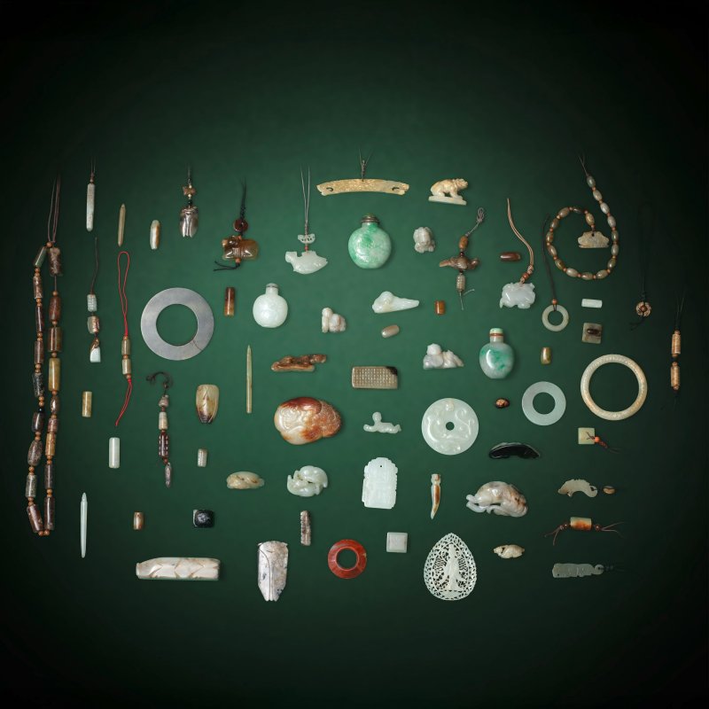 新石器時代及其後 玉獸面紋佩及珠一串 | A STRAND OF OVOID JADE BEADS AND A JADE BEAST-MASK PENDANT - 图2