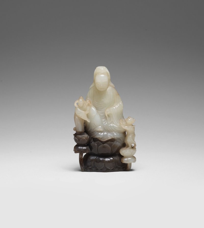 清乾隆/嘉慶 墨白玉雕觀音善財龍女像 | A RARE WHITE AND CHESTNUT JADE CARVING OF GUANYIN AND ATTENDANTS - 图4