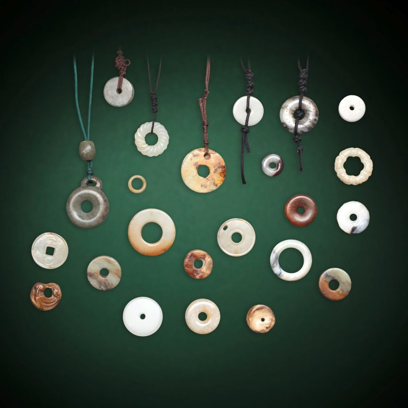 新石器時代至清 玉璧及扳指一組 | A GROUP OF JADE BI DISCS AND RINGS - 图1