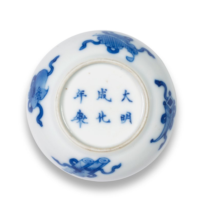 清康熙 青花博古圖印泥盒及蓋 | A BLUE AND WHITE 'HUNDRED ANTIQUES' SEAL PASTE BOX AND COVER - 图2