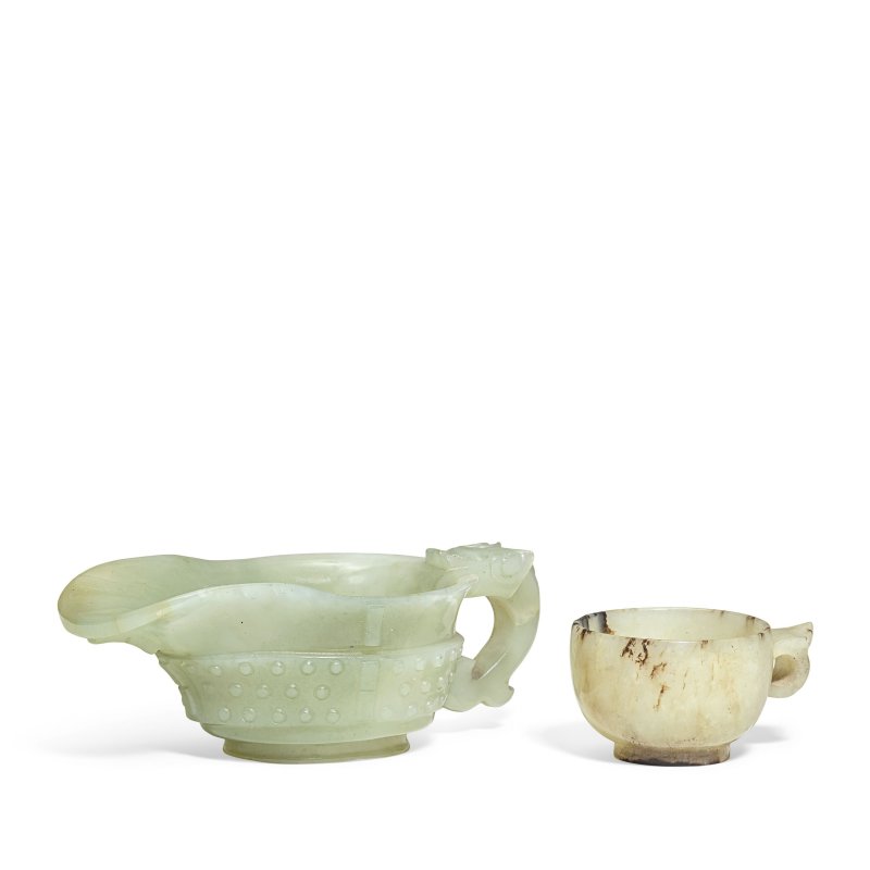 明及十八/十九世紀 青玉褐斑盃及青玉仿古匜 | A MOTTLED PALE GREEN AND BROWN JADE CUP AND A CELADON JADE LIBATION VESSEL - 图2