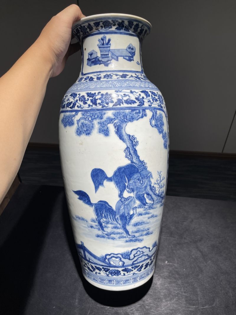 清代 青花花卉开光瑞兽纹观音瓶 - 图3