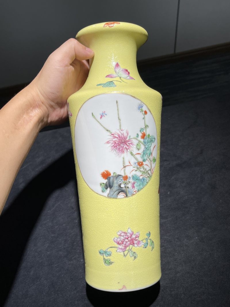 民国 黄地轧道粉彩花鸟纹洗口瓶一对 - 图4
