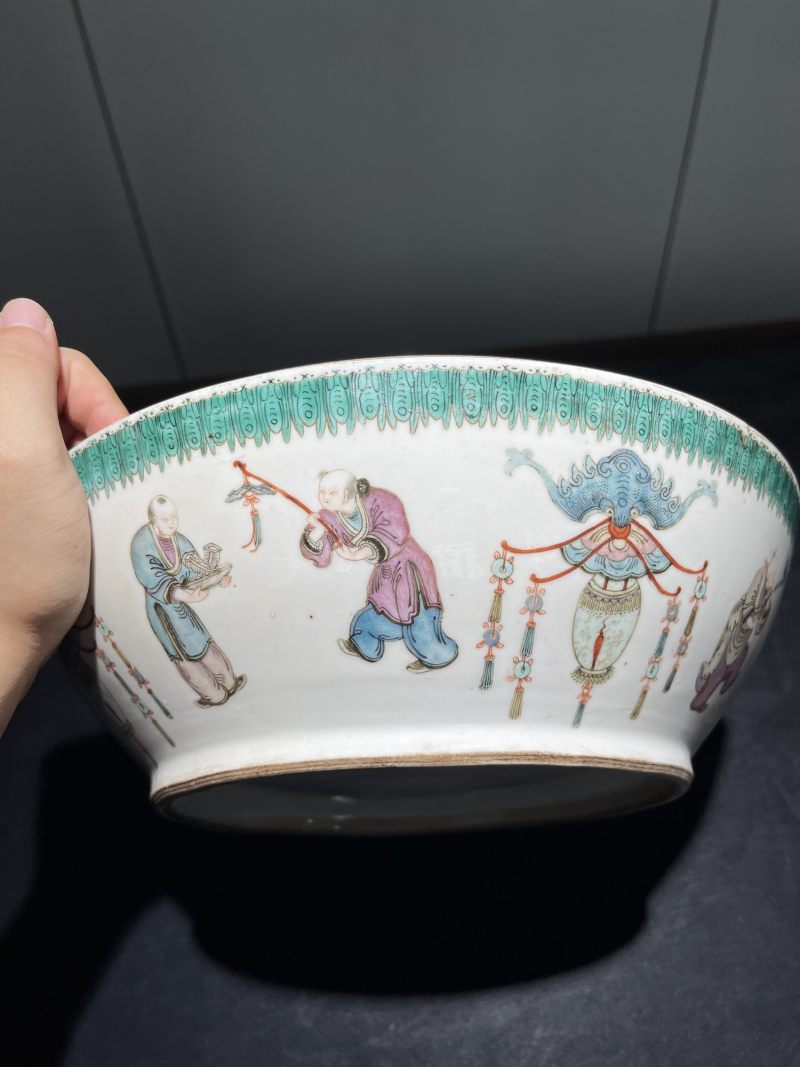 清中期 粉彩人物纹大捧盒 - 图12