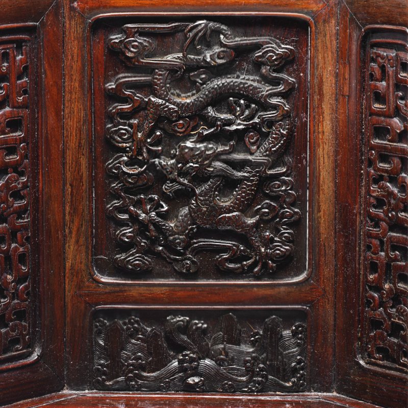 清 紫檀拼紅木龍紋寶座 | AN EXCEPTIONALLY RARE ZITAN AND HONGMU 'DRAGON' 'THRONE' - 图6