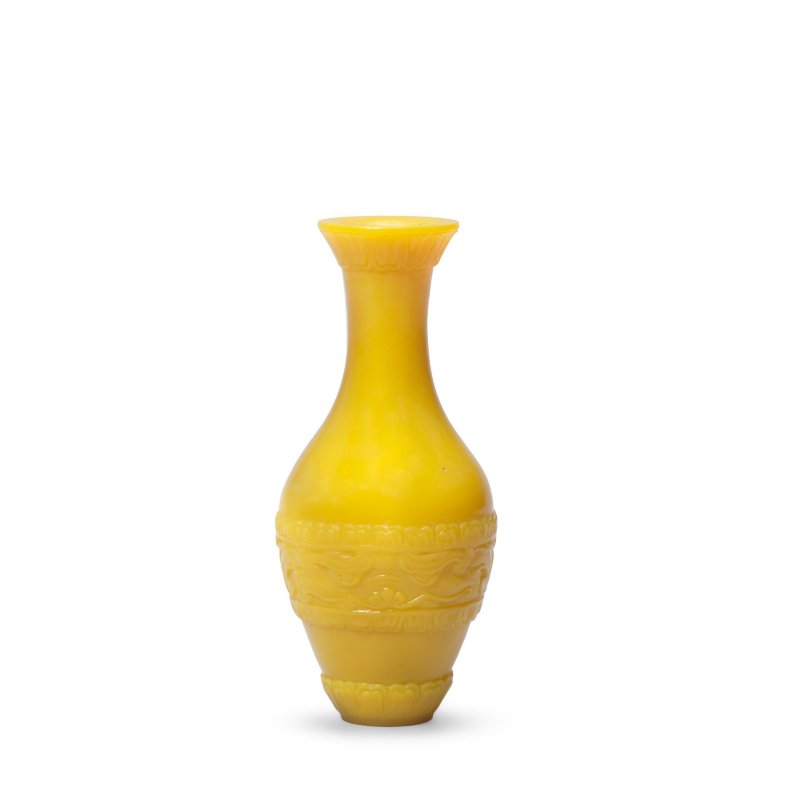 清乾隆 涅黃玻璃饕餮紋瓶 | A RARE SMALL IMPERIAL YELLOW BEIJING GLASS 'TAOTIE' VASE - 图3
