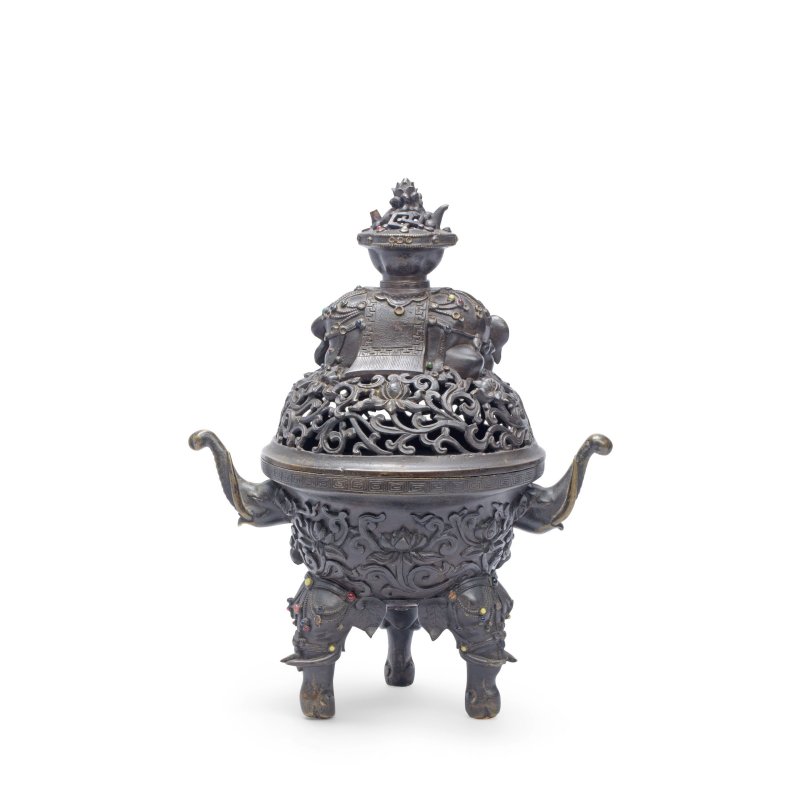 十八世紀 銅太平有象象首耳三足爐 | A BRONZE 'ELEPHANT' INCENSE BURNER AND OPENWORK COVER - 图5