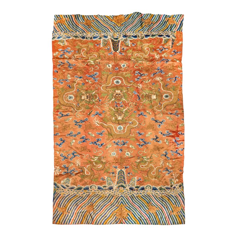 清道光 杏黃地緞綉龍紋屏 | A LARGE APRICOT-GROUND SILK EMBROIDERED 'DRAGON' PANEL