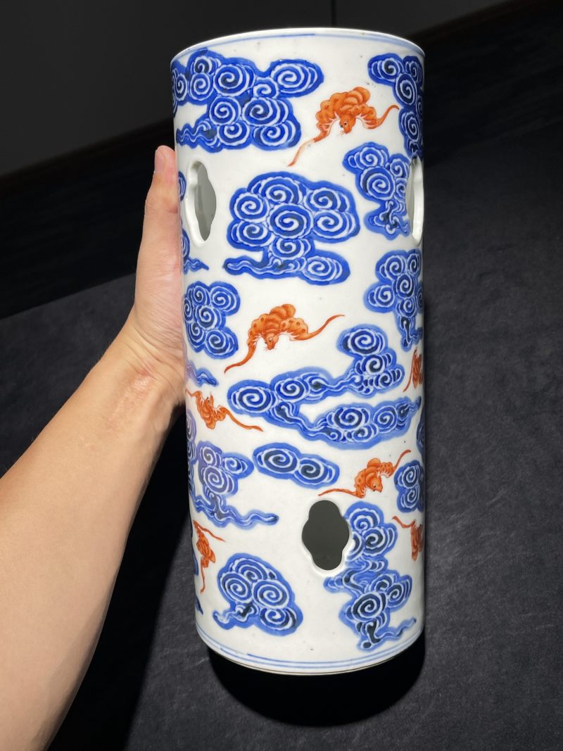 清宣统 青花矾红洪福齐天纹镂空帽筒一对 - 图14