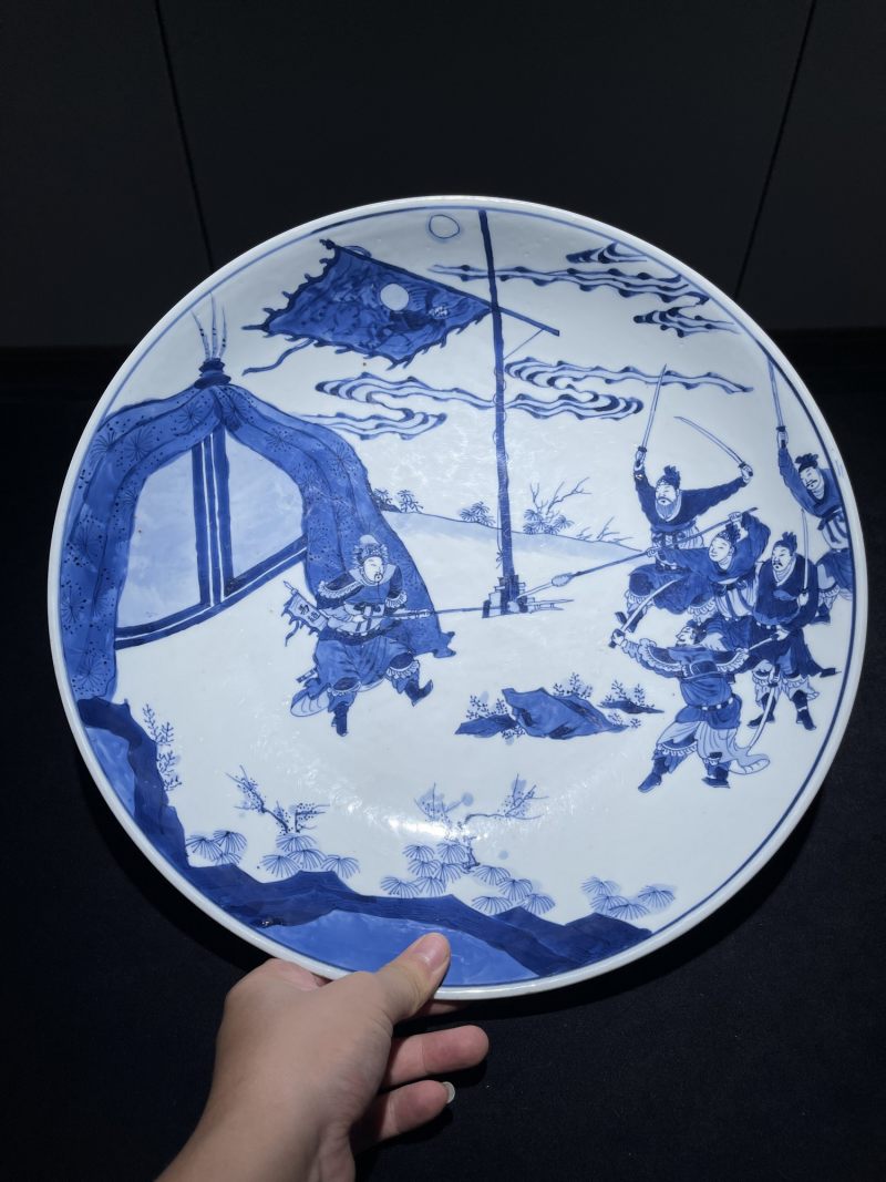 清康熙 青花马超夜袭曹营图大盘 - 图2