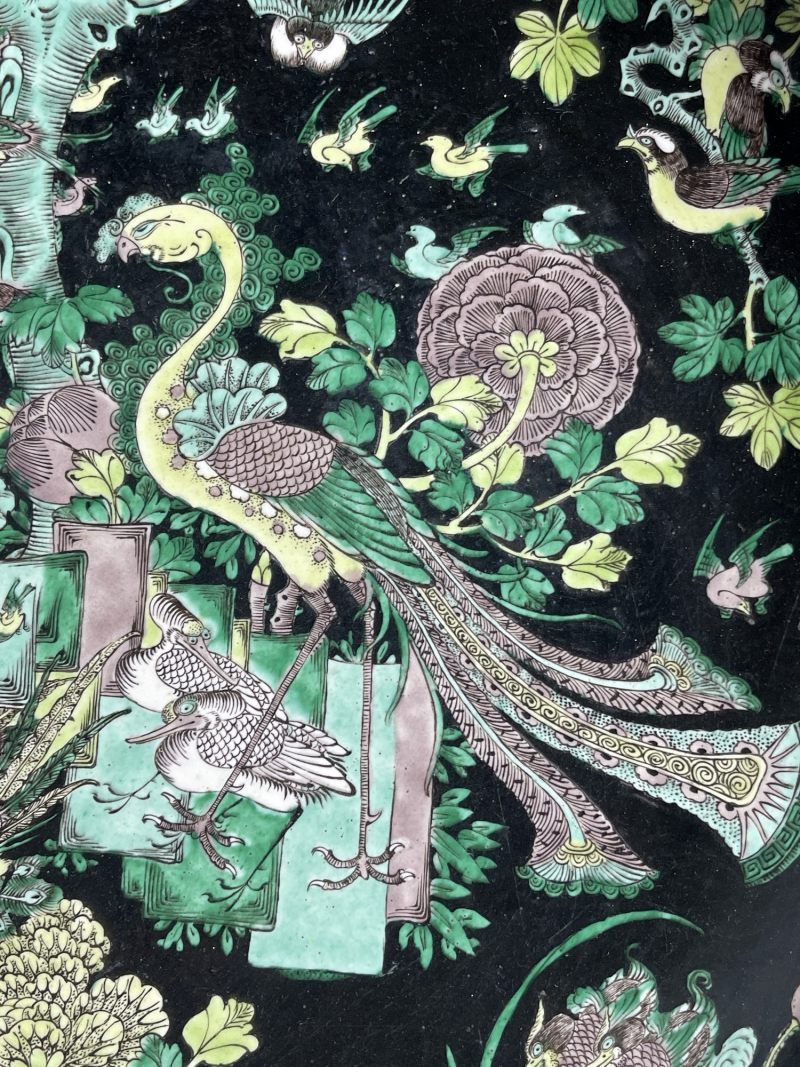 清中期 墨地素三彩五伦图大盘 - 图4