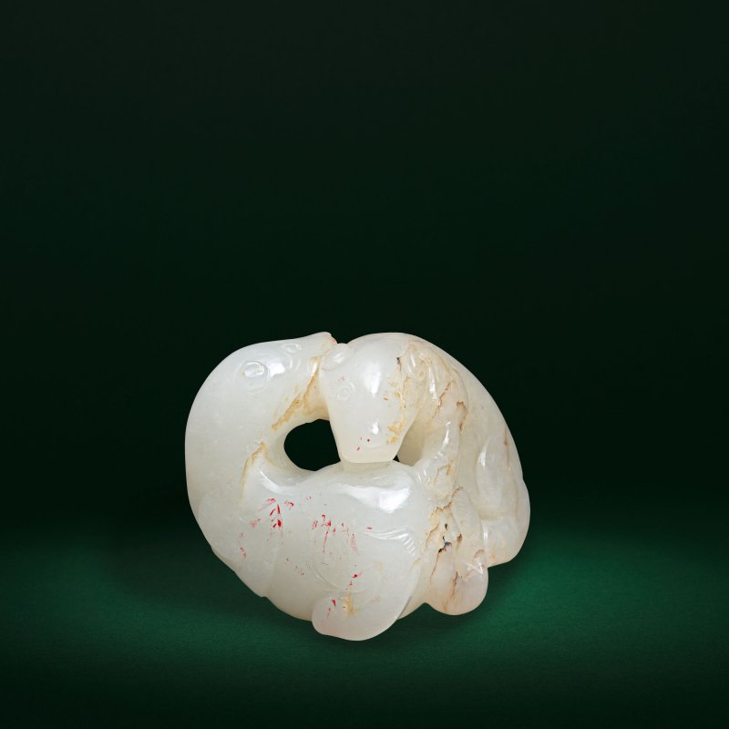 十八世紀 白玉雙獾把件 | A PALE GREEN JADE MYTHICAL BADGERS GROUP - 图1