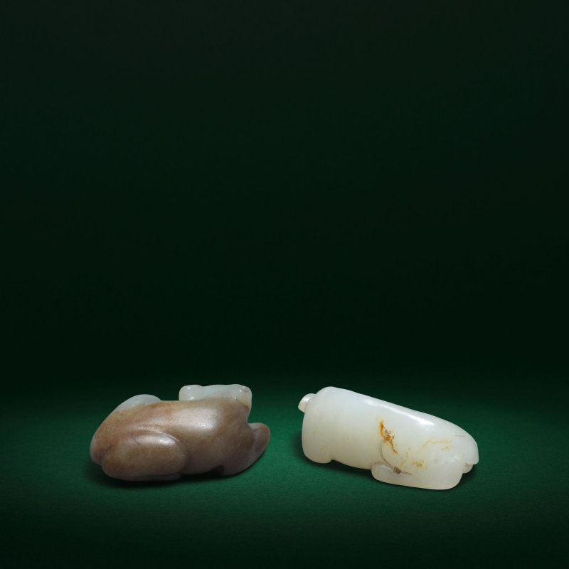 清 褐青玉貓兩件 | TWO PALE GREEN AND BROWN JADE RECUMBENT CAT CARVINGS - 图2