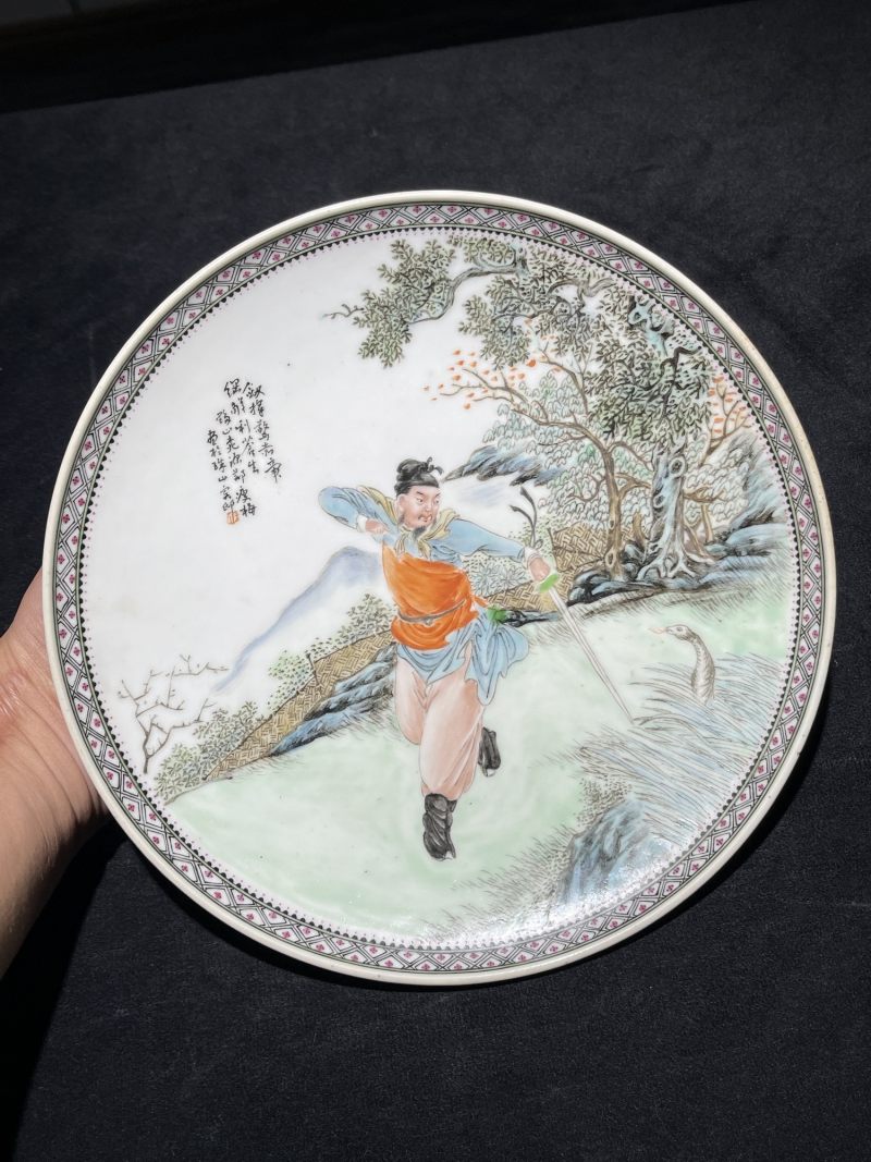 民国 粉彩郑瘦梅画汉高祖斩蛇纹盘 - 图2